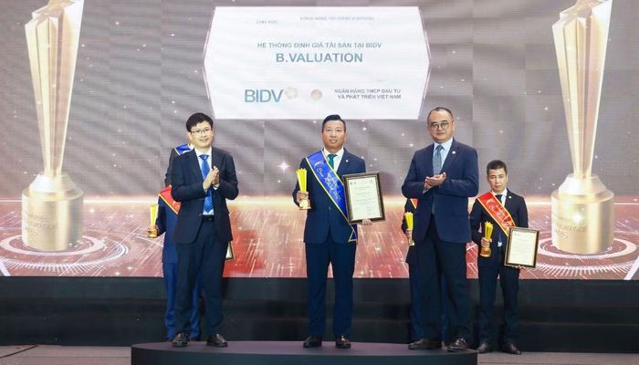 Đại diện Lãnh đạo Trung tâm Định giá tài sản kiêm Lãnh đạo Ban QLDA Xây dựng phần mềm Hệ thống định giá tài sản tại BIDV lên nhận giải thưởng Sao Khuê 2026 với sản phẩm B.Valuation