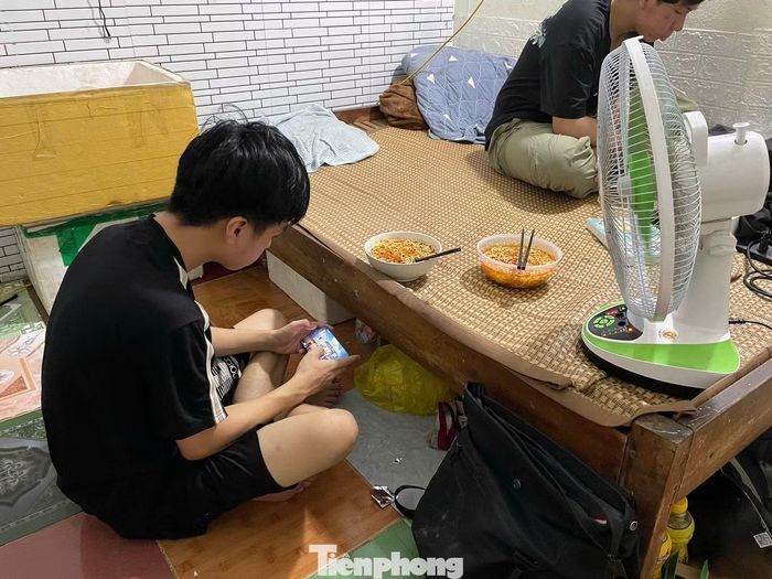  Không chỉ người lao động, nhiều sinh viên cũng đang chật vật chống chọi với thời tiết khắc nghiệt. Trong căn phòng trọ chật hẹp, nóng bức, bạn Phúc (sinh viên Trường Đại học Bách khoa, Đại học Đà Nẵng) chia sẻ, khoảng thời gian từ 11h đến 14h là lúc căn trọ trở nên hầm hập, ngột ngạt như “lò bát quái”. Dù cái nóng oi bức bao trùm, bản thân Phúc chỉ dám sử dụng quạt thay vì lắp điều hòa bởi mọi chi phí sinh hoạt đều phụ thuộc vào bố mẹ ở quê. “Có nóng mấy cũng phải cố chịu, bật quạt liên tục rồi ráng qua mùa nóng này thôi”, Phúc nói. 