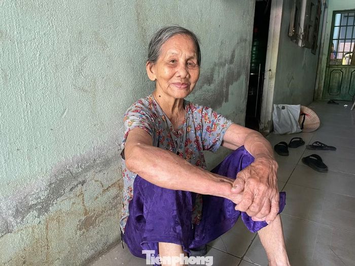 Trong khi đó, bà Lê Thị Mai (sống tại dãy trọ nhỏ tại phường Hòa Khánh) cho biết chưa khi nào cảm nhận thời tiết oi bức, ngột ngạt như thời điểm hiện tại. “Những ngày nắng đỉnh điểm khiến không gian phòng trọ trở nên hầm hập, bí bách, khó chịu. Trưa nào tôi cũng phải ra ngoài ngồi cho thoáng để tìm chỗ dễ thở hơn, chứ ngồi trong phòng không chịu nổi vì nóng bức, ngột ngạt”, bà Mai nói.