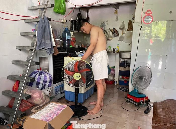 Anh Lê Duy Tân (19 tuổi, người lao động) chia sẻ: “Mùa nóng năm nay khắc nghiệt hơn hẳn. Tôi rất muốn chuyển sang một phòng trọ tốt hơn nhưng ngặt nỗi điều kiện kinh tế chưa cho phép, phần vì chưa tìm được chỗ mới phù hợp”.