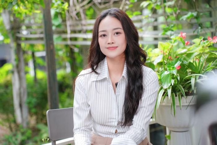 Là người kín tiếng về đời tư, Phí Linh cho biết nhiều người sốc khi cô kết hôn vì chưa từng công khai chuyện hẹn hò. Theo nữ MC, quyết định ấy phản ánh đúng tính cách của cô - luôn thận trọng trong mọi lựa chọn. Phí Linh cũng thừa nhận ông xã là người đồng hành trong công việc và cuộc sống.