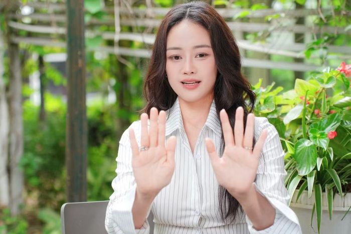 “Chúng tôi đều yêu công việc và nói về công việc một cách bất tận. Nhiều người nói rằng tôi có được ngày hôm nay là do ông xã đã giúp đỡ, đồng hành ở bên, điều đó hoàn toàn đúng. Nhìn thành quả của tôi, mọi người sẽ hiểu tôi đã tìm được người đồng hành thật sự, đứng sau thành công và là món quà tuyệt vời trong cuộc sống”, cô chia sẻ.