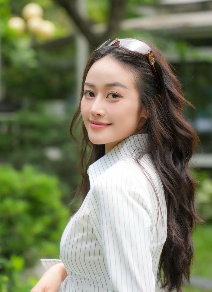 Sau 20 năm làm nghề, Phí Linh cho biết cô chưa bao giờ nghĩ mình đã đủ giỏi. Cô muốn tiếp tục học hỏi và đồng hành với nghề ở bất kỳ độ tuổi nào. “Tôi muốn dẫn chương trình đến già. Tôi sẽ làm nghề một cách bền bỉ, nghiêm túc và cống hiến những điều đẹp đẽ hơn nữa. Ngày hôm nay chưa tốt, ngày mai tiếp thu để làm tốt hơn”, nữ MC nói.