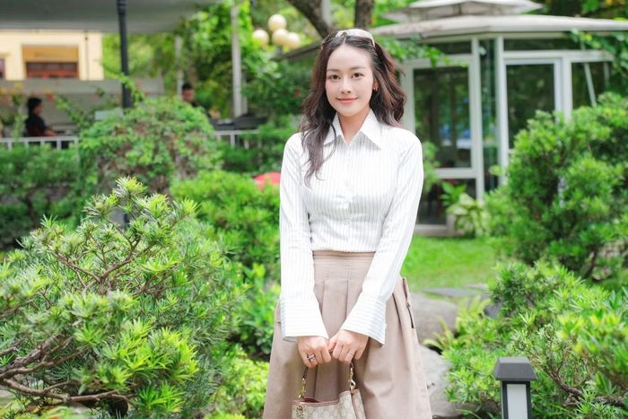 Dù thường xuyên xuất hiện trong những chương trình lớn, Phí Linh cho rằng điều cô quan tâm nhất không phải sự nổi bật của bản thân mà là cảm xúc của nghệ sĩ và khán giả. Nữ MC nói cô không muốn bất kỳ ai trên sân khấu có “khoảnh khắc không trọn vẹn”, vì vậy luôn cố gắng lấp đầy khoảng trống bằng sự nhẹ nhàng và kết nối.