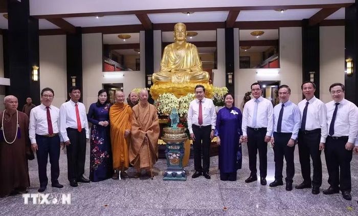 Chủ tịch Quốc hội Trần Thanh Mẫn và Đại lão hòa thượng Thích Trí Quảng, Đức Pháp chủ Hội đồng Chứng minh Giáo hội Phật giáo Việt Nam với các đại biểu. Ảnh: Văn Điệp/TTXVN
