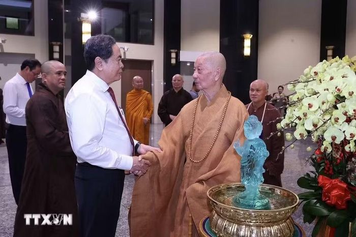 Chủ tịch Quốc hội Trần Thanh Mẫn thăm, chúc mừng Đại lão hòa thượng Thích Trí Quảng, Đức Pháp chủ Hội đồng Chứng minh Giáo hội Phật giáo Việt Nam. Ảnh: Văn Điệp/TTXVN