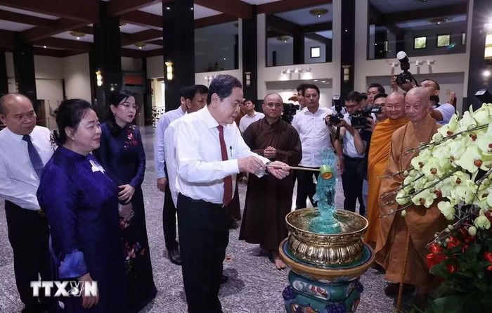 Chủ tịch Quốc hội Trần Thanh Mẫn thực hiện nghi lễ tắm Phật. Ảnh: Văn Điệp/TTXVN