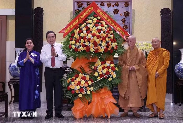 Chủ tịch Quốc hội Trần Thanh Mẫn thay mặt lãnh đạo Đảng, Nhà nước, Mặt trận Tổ quốc Việt Nam tặng hoa, chúc mừng Đại lão hòa thượng Thích Trí Quảng, Đức Pháp chủ Hội đồng Chứng minh Giáo hội Phật giáo Việt Nam. Ảnh: Văn Điệp/TTXVN