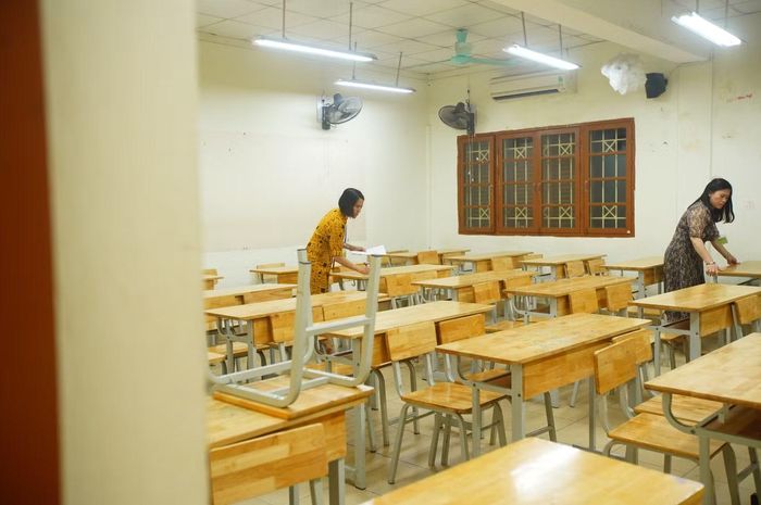 Các phòng thi được rà soát lần cuối trước khi đón thí sinh. Bàn ghế, số báo danh và vị trí ngồi được chuẩn bị theo đúng quy định.