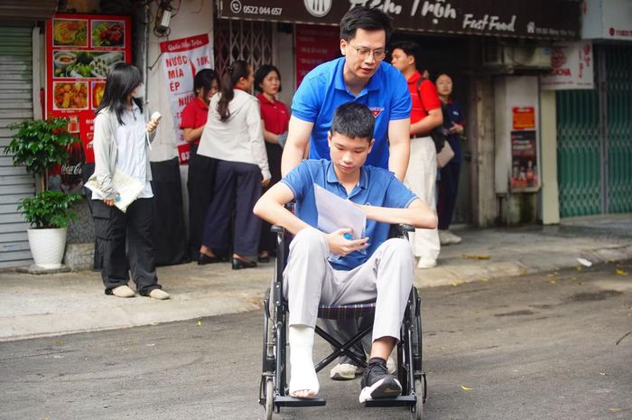 Lực lượng thanh niên tình nguyện hỗ trợ thí sinh tìm phòng thi, hướng dẫn quy trình làm thủ tục và giúp đỡ những trường hợp gặp khó khăn trong di chuyển.