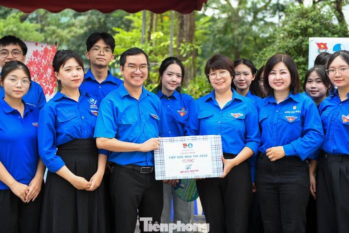 Trong ngày làm thủ tục dự thi, Thành Đoàn - Hội Sinh viên TP. Hà Nội cũng tổ chức các đoàn công tác đến thăm, động viên lực lượng tình nguyện viên tại một số điểm thi trên địa bàn thành phố.