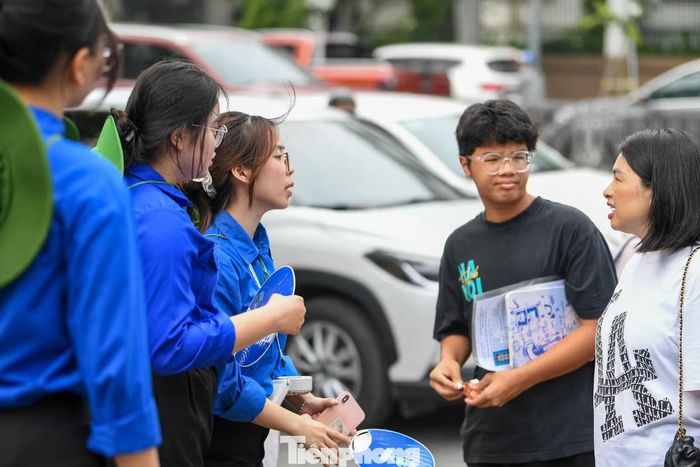 “Thời tiết khá nắng nóng nên đoàn trường bố trí các bạn thay ca để đảm bảo sức khỏe. Mỗi ca có 15 sinh viên hỗ trợ tại điểm thi”, chị Chuyên nói.