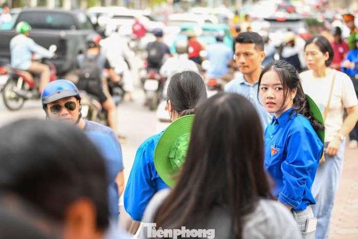 Trần Khánh Huyền (sinh viên Trường ĐH Lao động - Xã hội) cho biết đây là lần đầu tham gia Tiếp sức mùa thi nên có nhiều cảm xúc đặc biệt. “Em muốn góp sức giúp các bạn thí sinh tự tin hơn trong kỳ thi quan trọng này. Dù thời tiết nắng nóng nhưng khi thấy phụ huynh và các em học sinh được hỗ trợ, em cảm thấy rất vui”, Huyền chia sẻ.