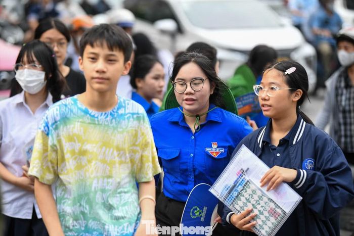 Nhiều thí sinh lần đầu tham dự kỳ thi chuyển cấp tỏ ra hồi hộp khi đến điểm thi từ sớm. Các sinh viên tình nguyện liên tục nhắc thí sinh kiểm tra phiếu báo danh, căn cước công dân và vật dụng cần thiết trước khi vào trường làm thủ tục.