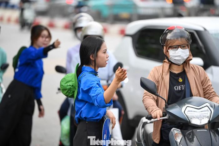 Năm nay, Hà Nội có gần 125.000 thí sinh đăng ký dự thi vào lớp 10 THPT công lập, tăng so với năm trước. Kỳ thi diễn ra tại hàng trăm điểm thi trên toàn thành phố.