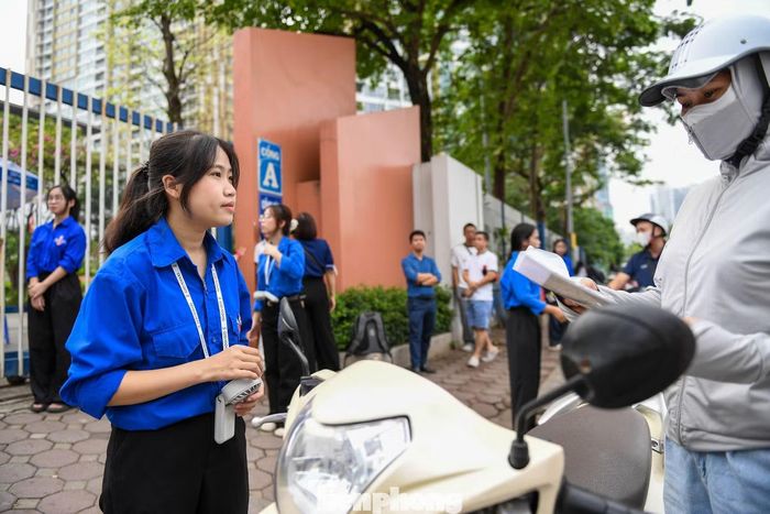 Lực lượng hỗ trợ tại điểm thi chủ yếu là sinh viên Trường ĐH Lao động - Xã hội. Chị Nông Thị Hồng Chuyên - Phó Bí thư Đoàn Trường, cho biết riêng trong ngày 29/5, trường huy động 30 sinh viên tình nguyện, chia làm hai ca sáng và chiều.