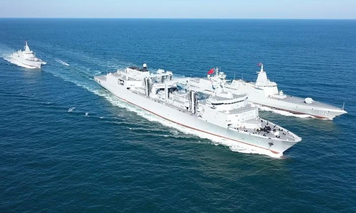 Tàu tiếp tế đa năng Type 901 Hulunhu của Trung Quốc tiếp tế trên biển cho hai tàu khu trục Type 055 Lhasa và Anshan. Ảnh: Global Times.