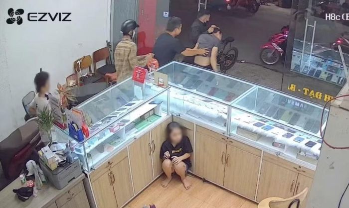 Hiện trường các đối tượng hành hung anh P. (ảnh: CACC)