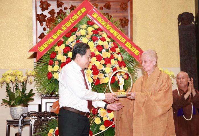 Đức Pháp chủ Thích Trí Quảng tặng quà đến lãnh đạo Đảng, Nhà nước nhân dịp Đại lễ Phật đản.