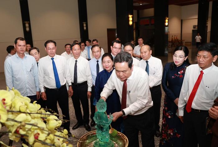 Chủ tịch Quốc hội Trần Thanh Mẫn thực hiện nghi lễ tắm Phật tại chùa Huê Nghiêm.