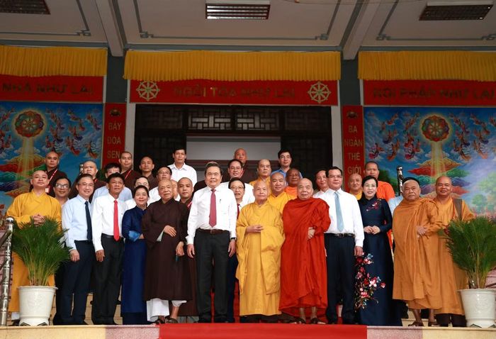 Chủ tịch Quốc hội Trần Thanh Mẫn cùng đoàn công tác Trung ương chụp ảnh lưu niệm với lãnh đạo GHPG Việt Nam cùng các vị chư tôn giáo phẩm. Ảnh: Ngô Tùng