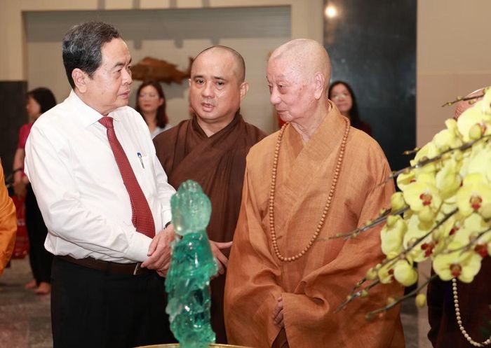 Chủ tịch Quốc hội Trần Thanh Mẫn trò chuyện cùng Đại lão Hòa thượng Thích Trí Quảng (bìa phải).