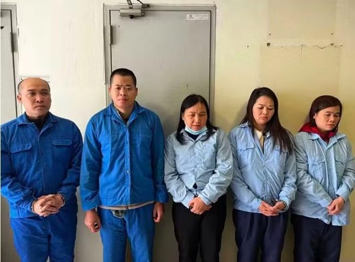 Các bị cáo Đỗ Doãn Tiến, Đỗ Đình Long, Nguyễn Thị Huy, Bùi Lan Anh và Nguyễn Thị Bích.