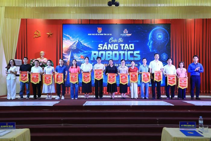 Ban tổ chức trao tặng cờ lưu niệm cho các đơn vị tham dự.