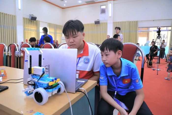 Các em học sinh thiết lập câu lệnh cho robot.