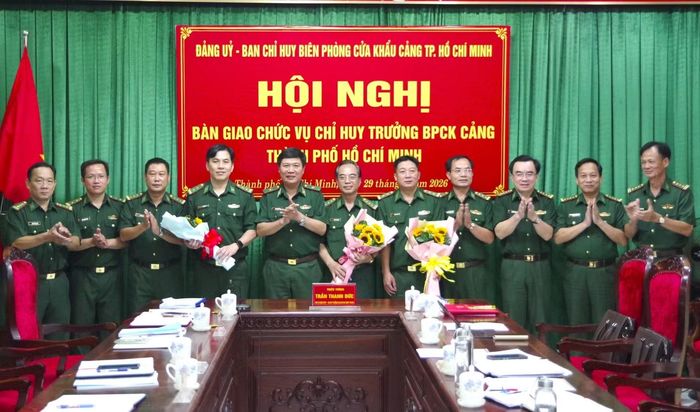 Thiếu tướng Trần Thanh Đức - Phó Bí thư Đảng ủy, Chỉ huy trưởng Bộ đội Biên phòng TPHCM trao quyết định chỉ định Trung tá Lê Việt Hải, Chỉ huy trưởng Ban Chỉ huy Biên phòng cửa khẩu cảng giữ chức Phó Bí thư Đảng ủy Ban Chỉ huy Biên phòng cửa khẩu cảng TPHCM. Ảnh: BĐBP.
