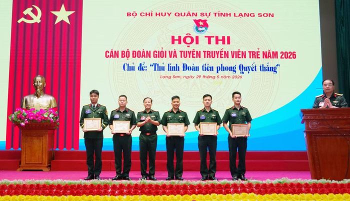 Ban tổ chức trao thưởng các thí sinh đoạt giải Nhất, Nhì, Ba tại hội thi.