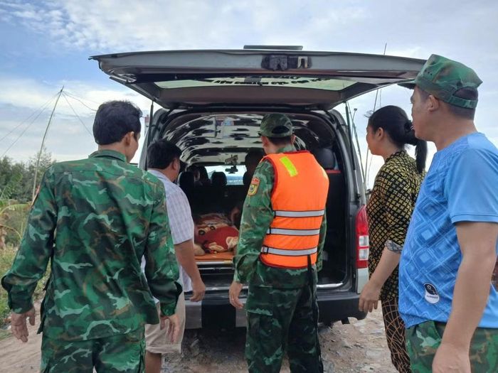 Đưa các thuyền viên bị nạn đến cơ sở y tế để chăm sóc. Ảnh: Văn phòng Ban Chỉ đạo Phòng thủ dân sự quốc gia.