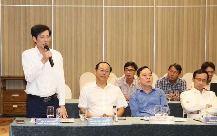 Ông Phạm Văn Báu (người đứng) - Giám đốc Báo và Phát thanh, Truyền hình Thanh Hóa trao đổi tại buổi tọa đàm.