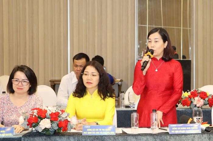 Bà Hoàng Hoài Phương (áo đỏ) - Phó Giám đốc Báo và Phát thanh, Truyền hình Ninh Bình, chia sẻ các giải pháp sau sáp nhập.chia sẻ các giải pháp sau sáp nhập.