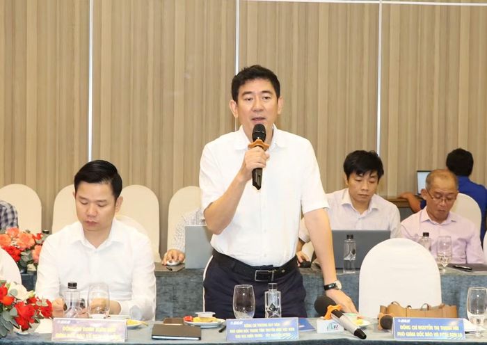 Ông Trương Duy Hòa (người đứng) - Phó Giám đốc VTV8 chia sẻ tại buổi tọa đàm.