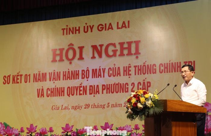 Ông Mai Việt Trung - Trưởng ban Tổ chức Tỉnh ủy Gia Lai trình bày báo cáo tại hội nghị.