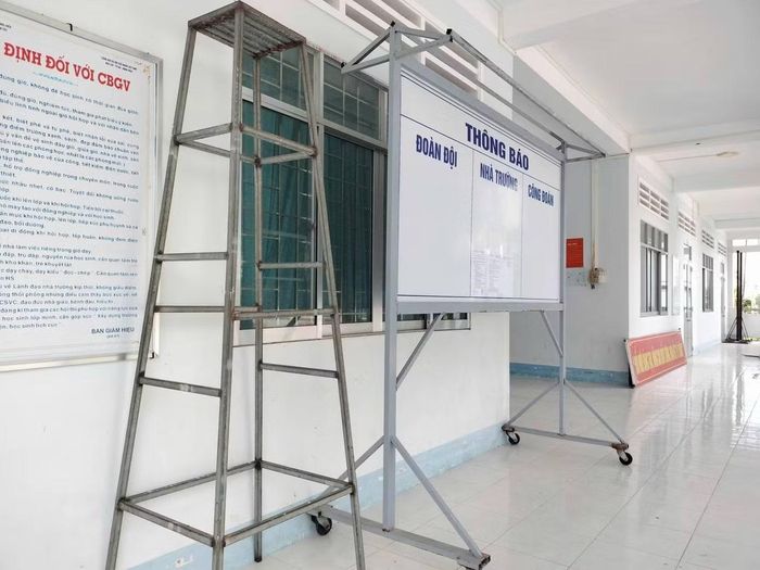 Đồ dùng ông Tâm mua vật tư và thuê người tự làm các sản phẩm cho trường.