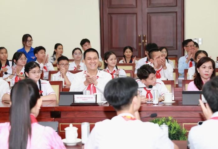  Các vị lãnh đạo thành phố trực tiếp lắng nghe, giải đáp những điều các em trao đổi. Ảnh: Ngô Tùng 