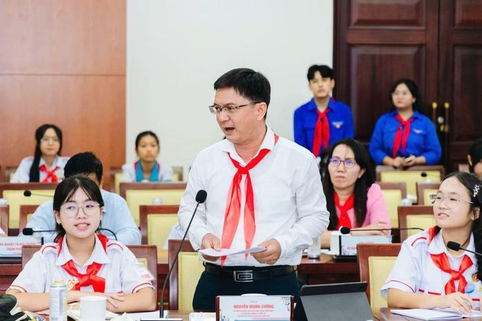  Phó Chủ tịch UBND TPHCM Nguyễn Mạnh Cường trao đổi với các em thiếu nhi. Ảnh: Thành Đoàn TPHCM 