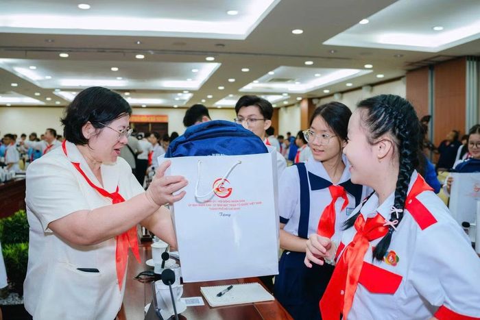 Phó Bí thư Thành ủy TPHCM Văn Thị Bạch Tuyết trao quà cho các em thiếu nhi.