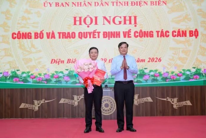 Ông Lò Văn Cương, Phó Chủ tịch Thường trực UBND tỉnh Điện Biên, trao Quyết định cho ông Phạm Hồng Phong.