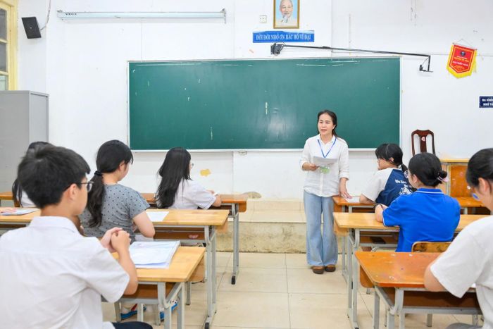 Các thí sinh sẽ được giám thị phổ biến nội quy phòng thi.