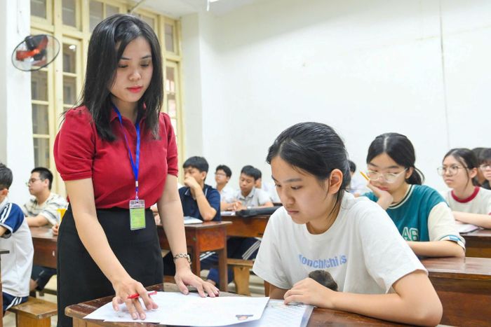 Sau khi ổn định chỗ ngồi, các em học sinh sẽ một lần nữa được giám thị kiểm tra lại thông tin cá nhân.