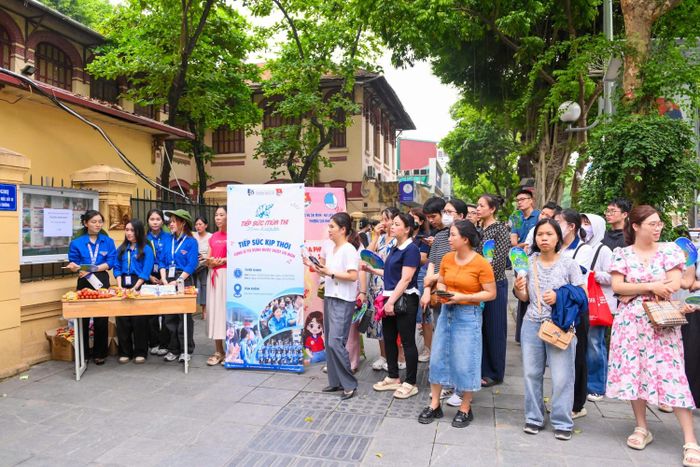 Phụ huynh đưa con em tới điểm thi tại trường THPT Trần Phú (Hoàn Kiếm) để làm thủ tục. Hôm nay thời tiết có phần dịu mát nhưng không khí oi bức vẫn chưa giảm hẳn.