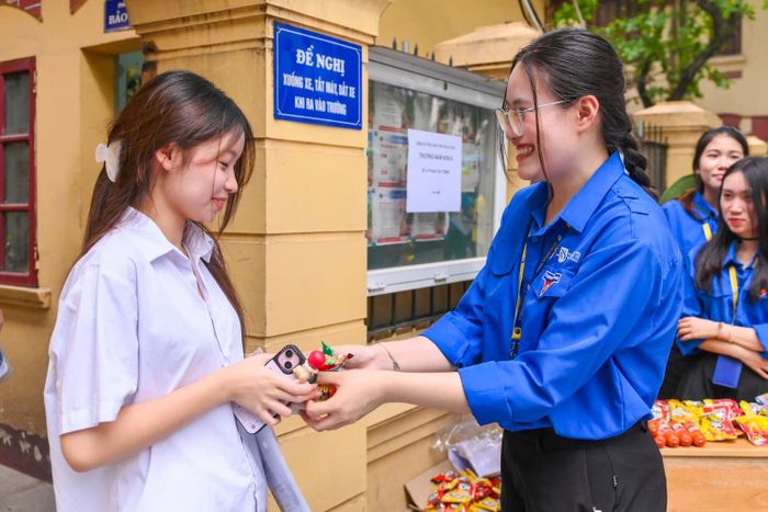 Bên ngoài điểm thi, lực lượng thanh niên tình nguyện, công an địa phương sẽ được bố trí để đảm bảo an ninh, trật tự, hỗ trợ thí sinh, phụ huynh.