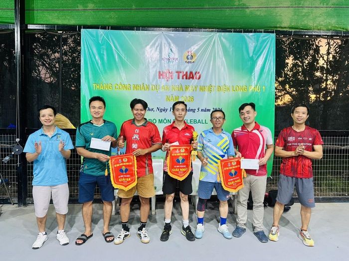 Ban tổ chức trao giải môn pickleball.