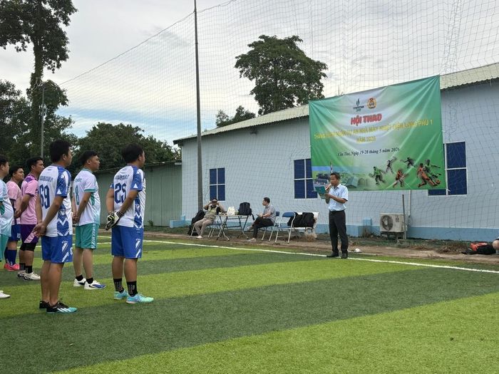 Ông Nguyễn Hồng Phong - Chủ tịch Công đoàn Ban QLDA ĐLDK Long Phú 1, Trưởng Ban tổ chức phát biểu tại hội thao.