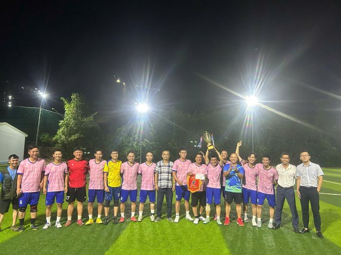 Đại diện lãnh đạo Ban và Công đoàn Ban QLDA ĐLDK Long Phú 1 trao giải cho đội vô địch môn bóng đá nam.