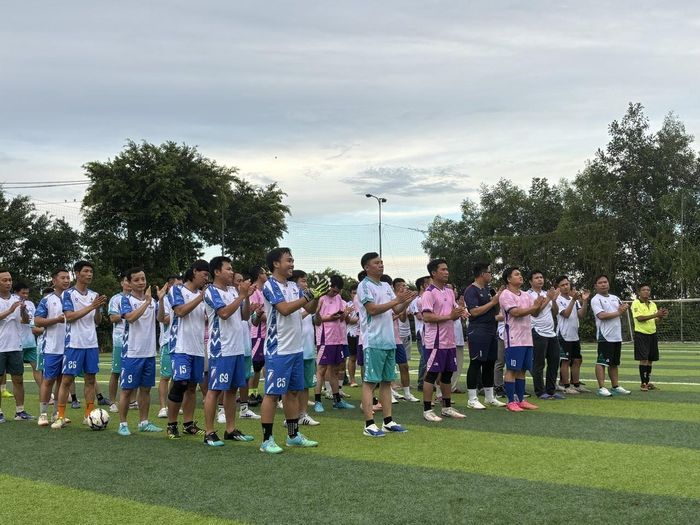 Các đội chuẩn bị thi đấu môn bóng đá.
