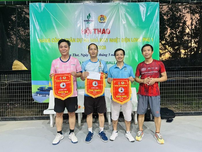 Ban tổ chức trao giải môn tennis.